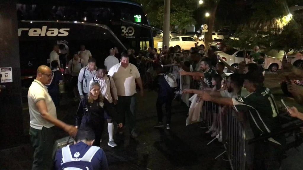 To the cheers of the crowd, Palmeiras arrives in Goiania to face Atlético-GO;  See related |  Palm trees