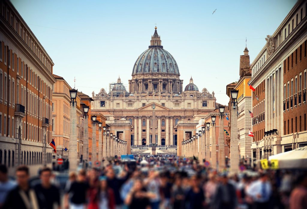 A tourist tries to escape after a statue is broken in the Vatican;  understand the situation