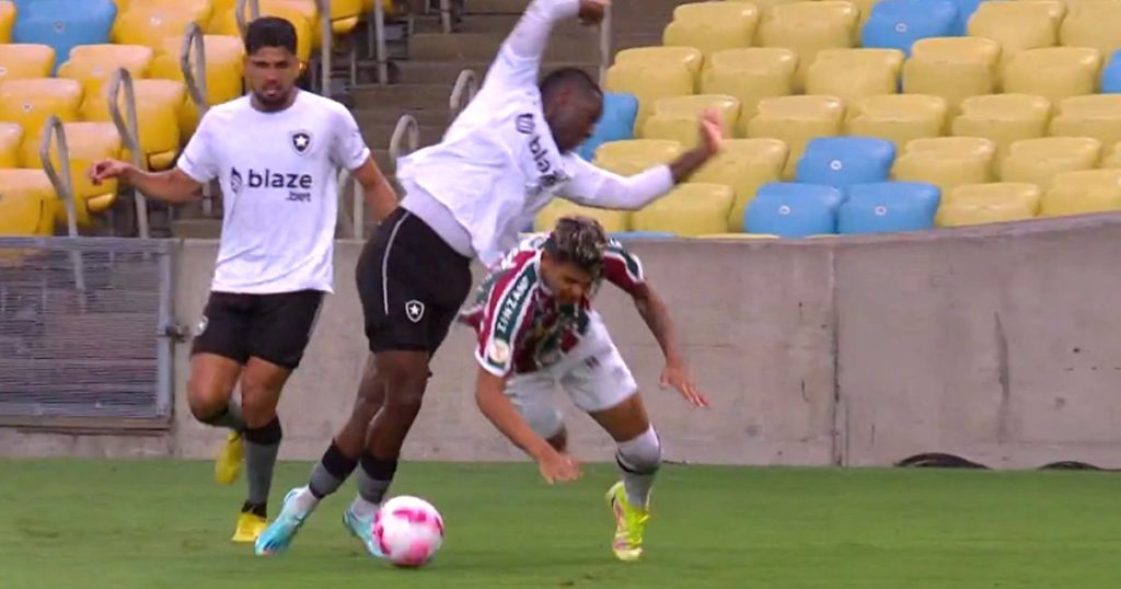 The commentator did not agree with the penalty awarded to Fluminense against Botafogo: "The striker was already falling"