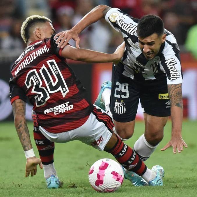 The judges were outraged by the fans' expulsion of the referees who missed a ridiculous penalty kick, in the match between Flamengo and Santos - Prisma.