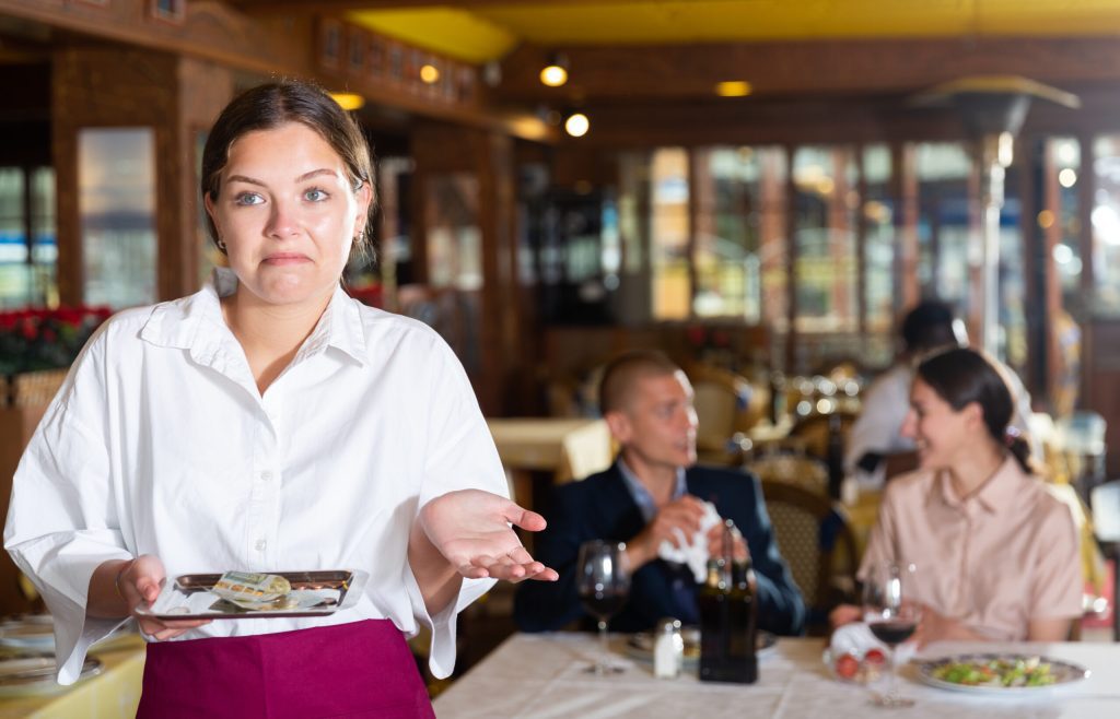 The waitress receives over 15,000 Rls in tip but is quickly disappointed