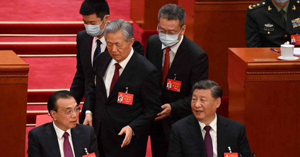What happened to former Chinese leader Hu Jintao, who withdrew from the Communist Party congress?
