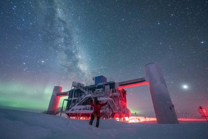 Neutrinos reveal glimpses of the inner depths of an active galaxy