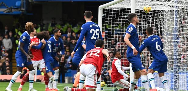 Arsenal beat Chelsea with a Brazilian goal to regain the lead