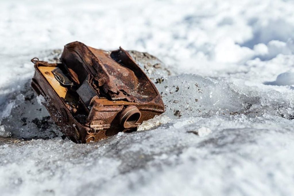 85 years later, photographic equipment was found in a glacier in Canada