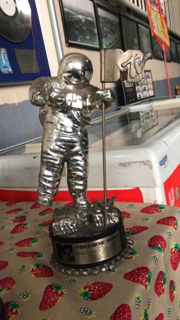 He left Sepultura's silver VMA-winning astronaut at Bolão II Restaurant