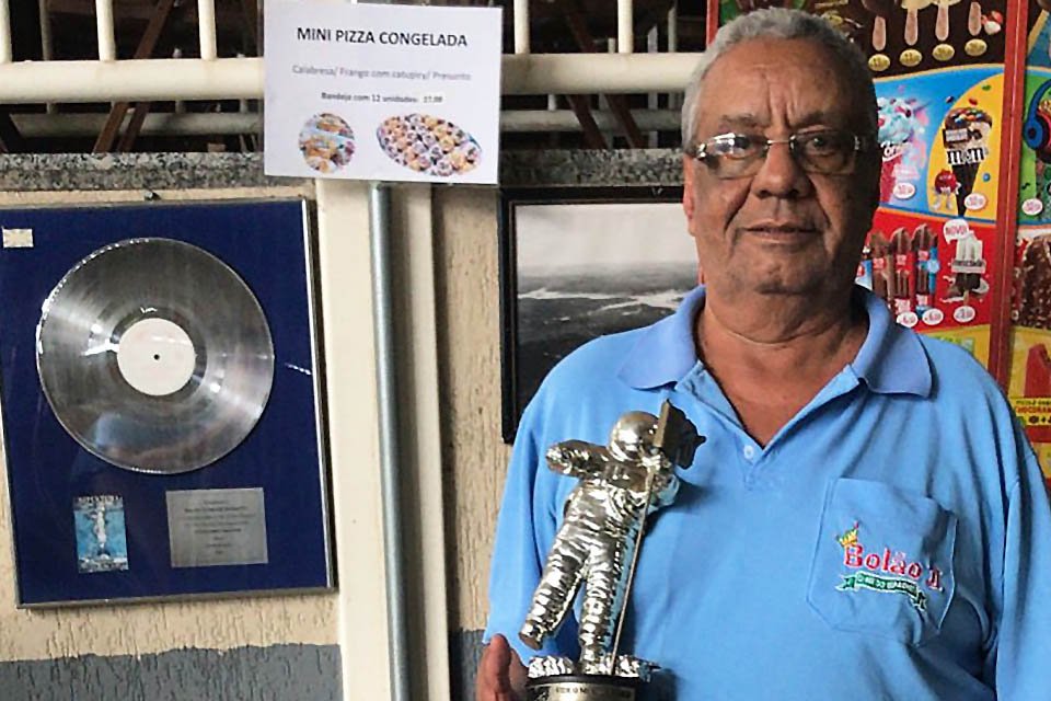 Silvio Eustáquio Rocha, dono do restaurante Bolão II, segura a estatueta do VMA conquistada pelo Sepultura - Metrópoles