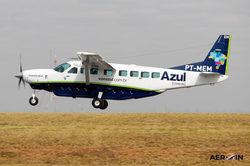An Azul pilot requests an urgent landing after evacuating passengers on a plane without a bathroom;  Listen