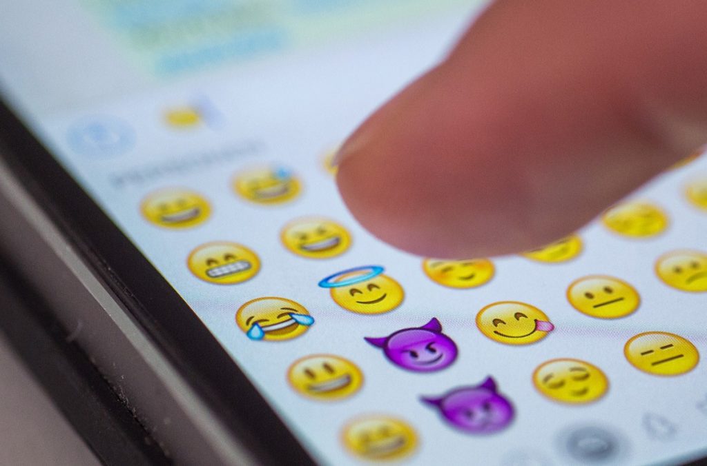 How to clear recent emojis from WhatsApp keyboard?