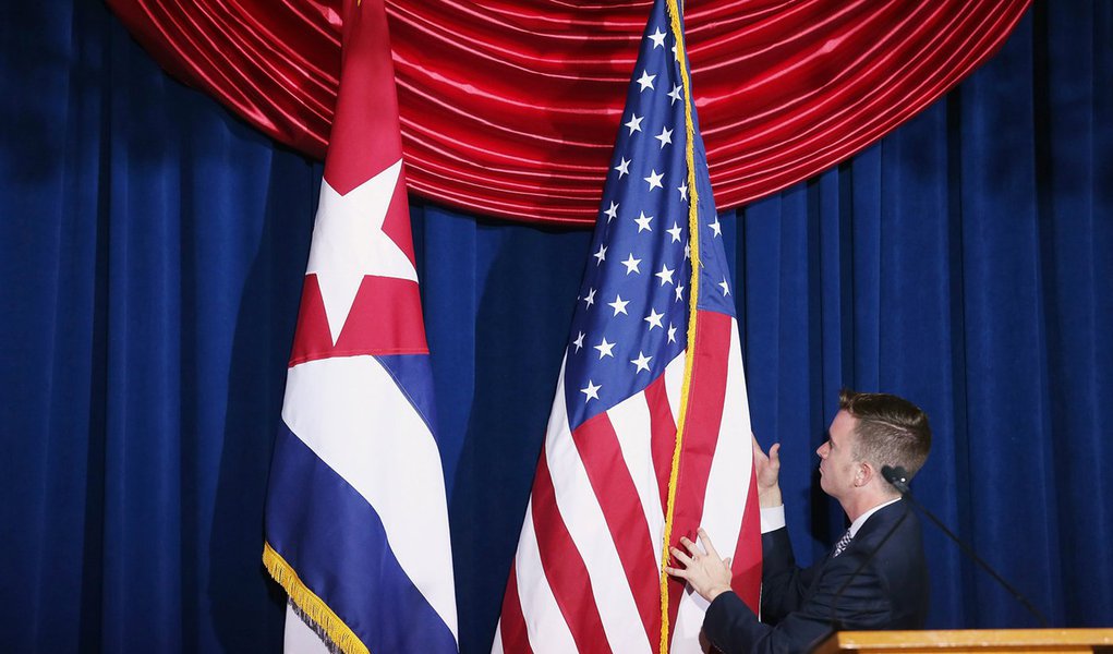 www.brasil247.com - Bandeiras de Cuba e EUA durante cerimônia de reabertura da embaixada cubana em Washington. 20/07/2015 REUTERS/Chip Somodevilla/Pool