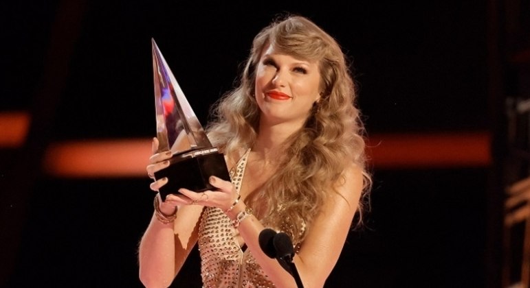 Taylor Swift spent five weeks at the top of the UK Singles Chart with "Anti-Hero - Music".