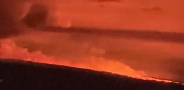 The world's largest active volcano erupts in Hawaii
