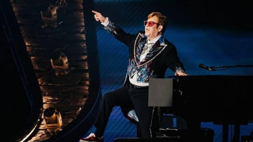 Elton John returns to the stage and will be the main attraction of the festival in the UK - Rádio Itatiaia