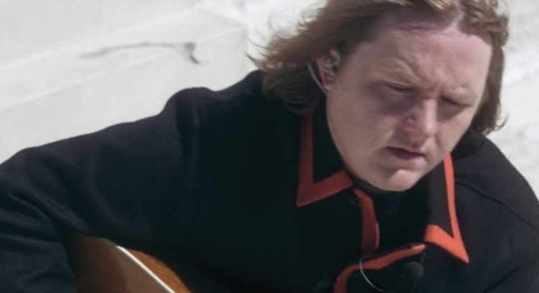 Lewis Capaldi releases "Pointless".  Watch the music video in Portuguese - Música