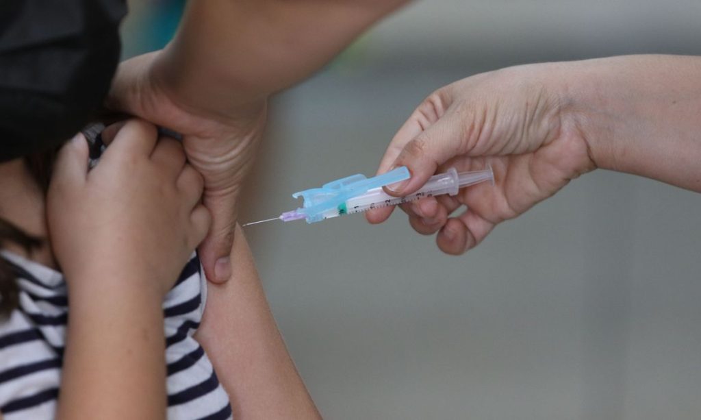 Crianças de 6 meses a 4 anos com comorbidades já estão sendo vacinadas