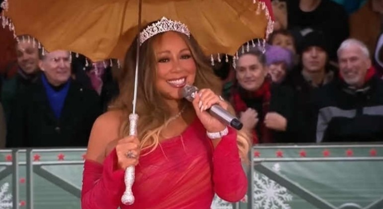With Mariah Carey at the top, the UK chart has five Christmas songs in the top 10 - Music